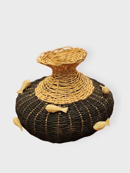 Vaso em cipó ambé com peixes aplicados [TF]